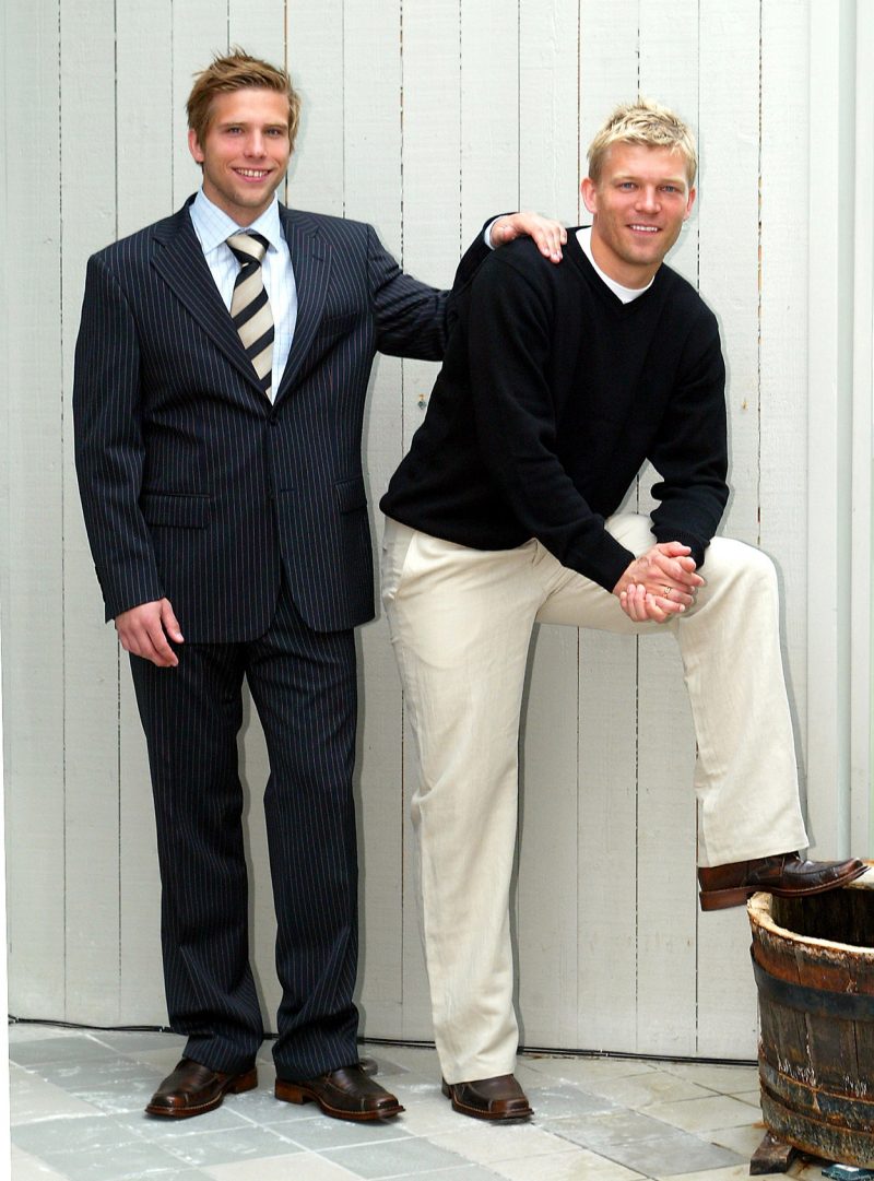 Anders Svensson och Marcus Allbäck poserar i mästerskapskläderna inför EM 2004.