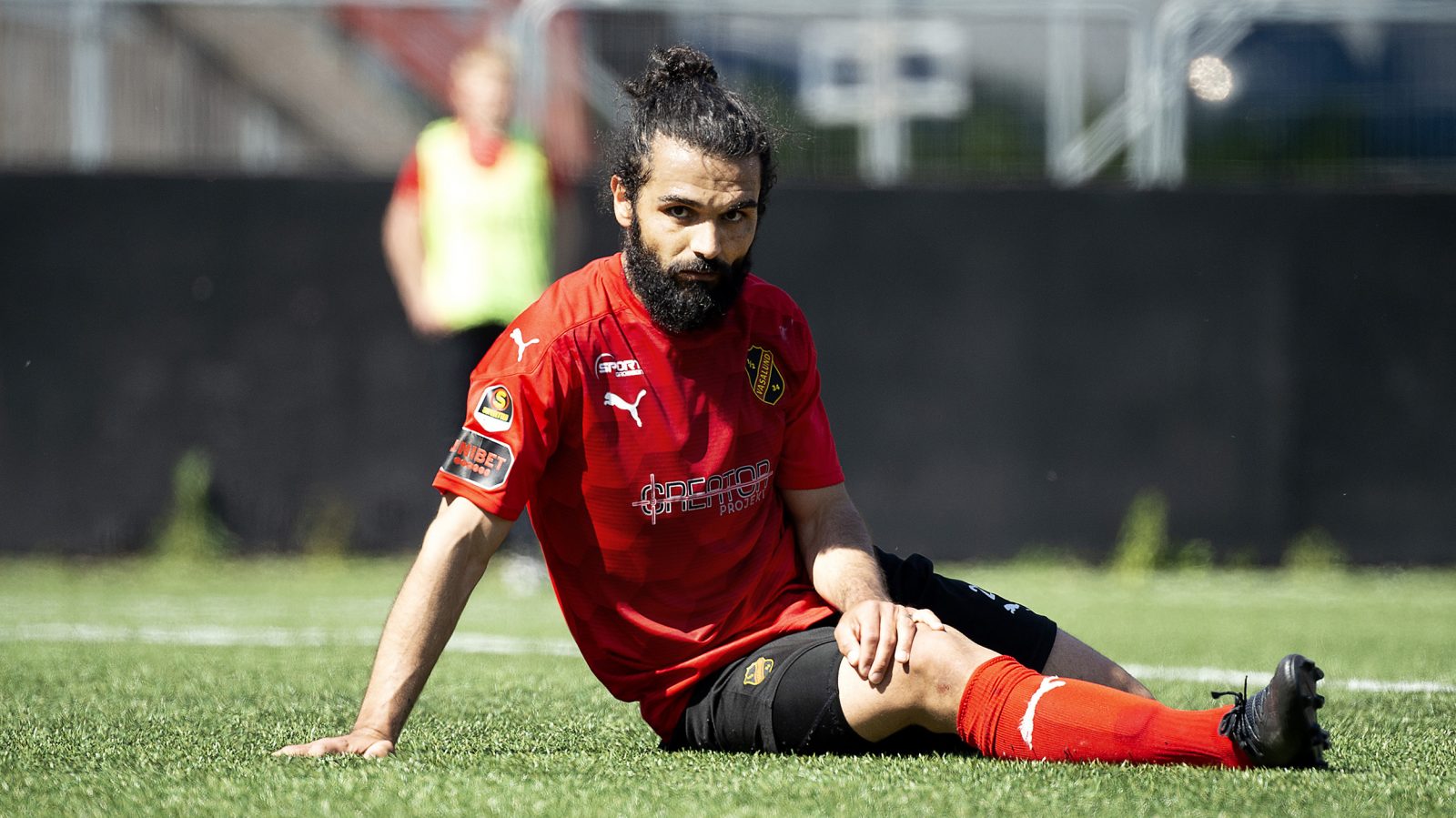 Peshraw Azizi, Vasalund, sitter på gräset under en match i Superettan