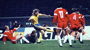 Johnny Ekström gör mål för Sverige mot Polen i VM-kvalet 1990