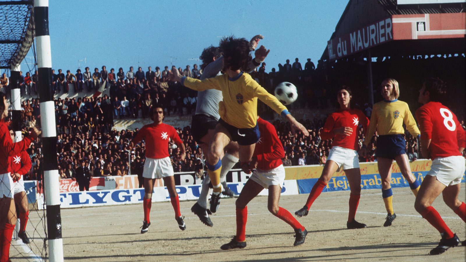 Sveriges Ralf Edström nickar mot Malta i VM-kvalet 1973