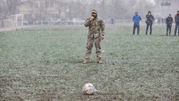Krigspaus med fotboll i Ukraina