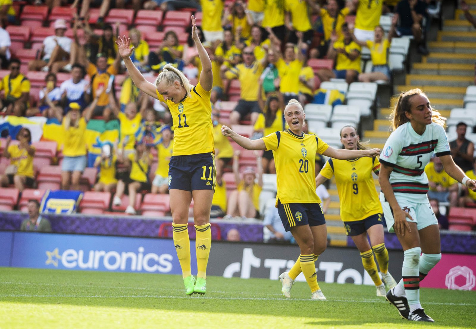 Stina Blackstenius jublar under EM 2022 i England