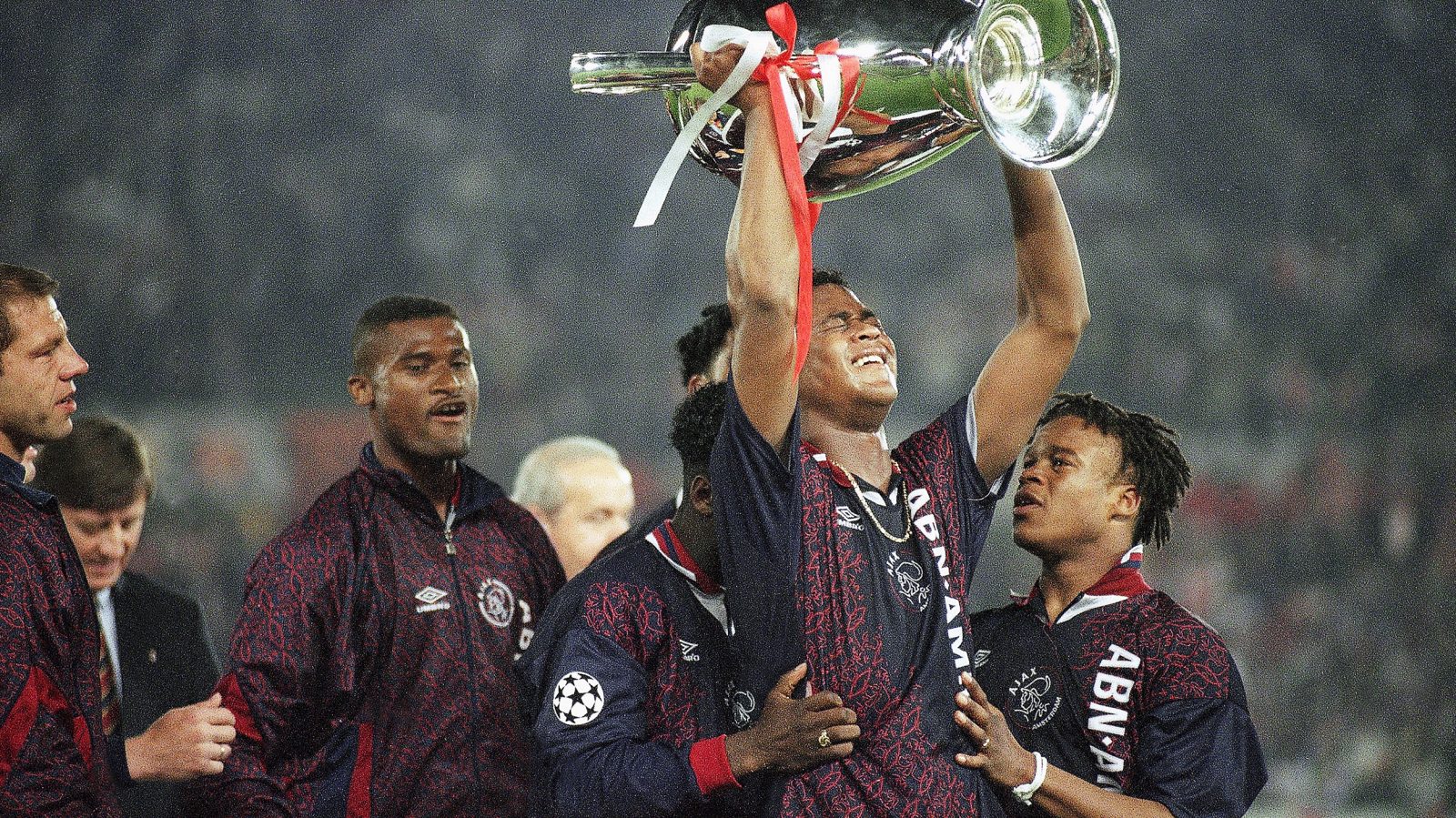 Ajax Patrick Kluivert lyfter Champions League-pokalen mot skyn 1995
