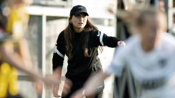 Eskilstunas tränare Elena Sadiku under fotbollsmatchen i Damallsvenskan mot Häcken
