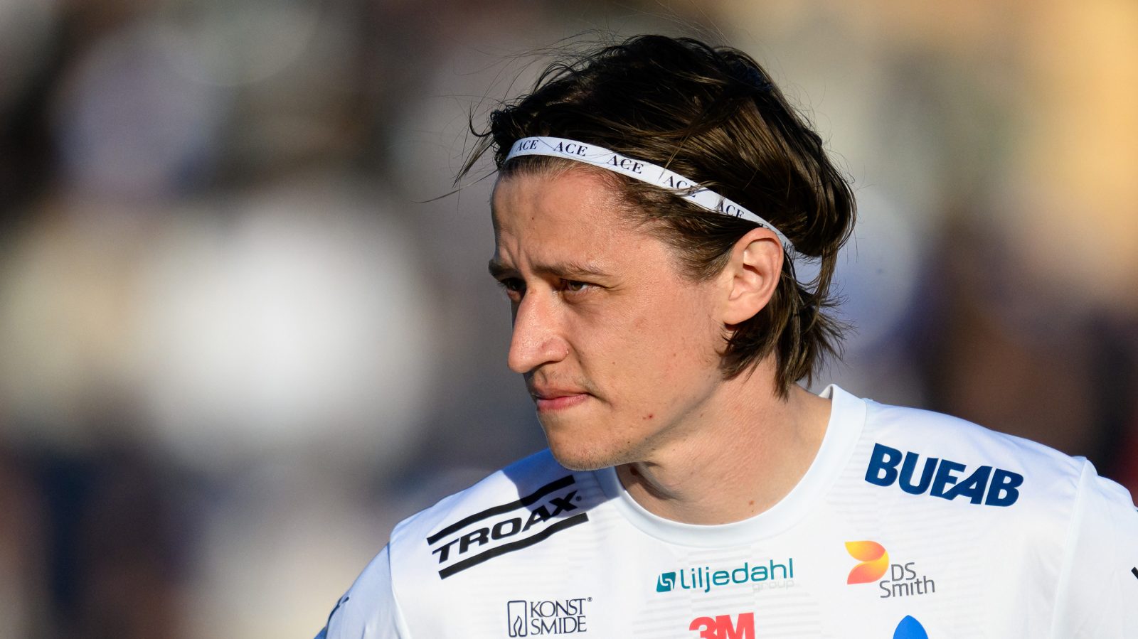 IFK Värnamos Simon Thern i en match i Allsvenskan