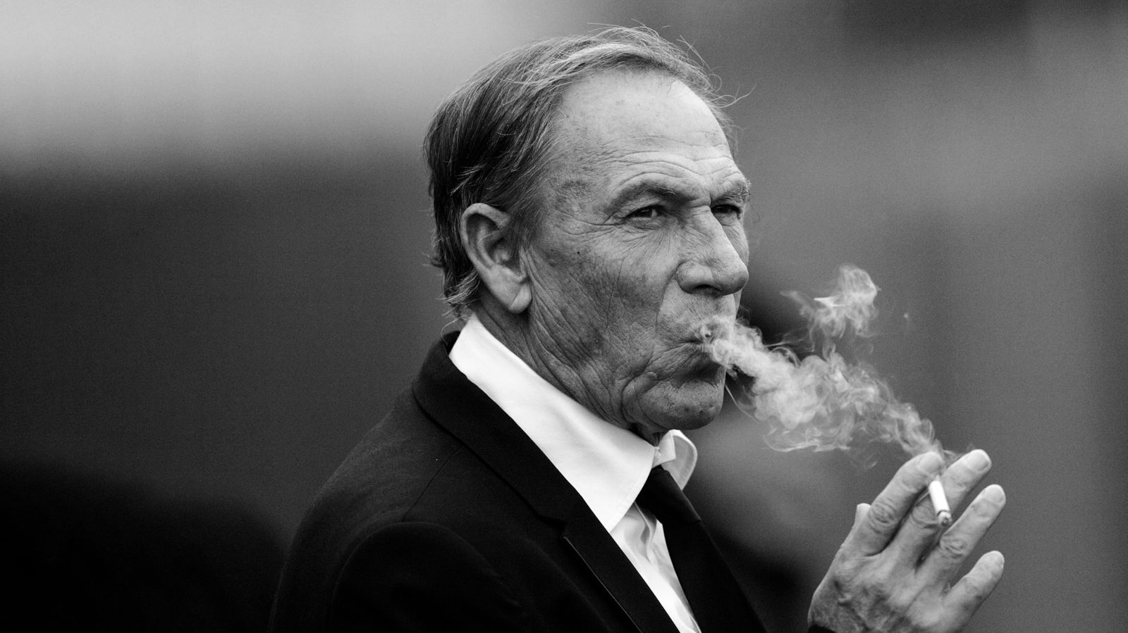 Tränaren Zdenek Zeman röker en cigarett under en match i Italien