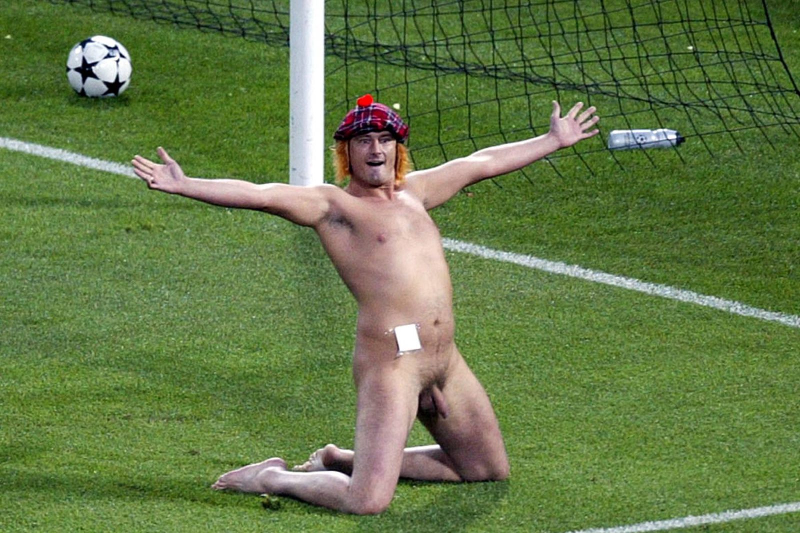 Mark Roberts, känd streaker och nudist, stormar en fotbollsmatch naken