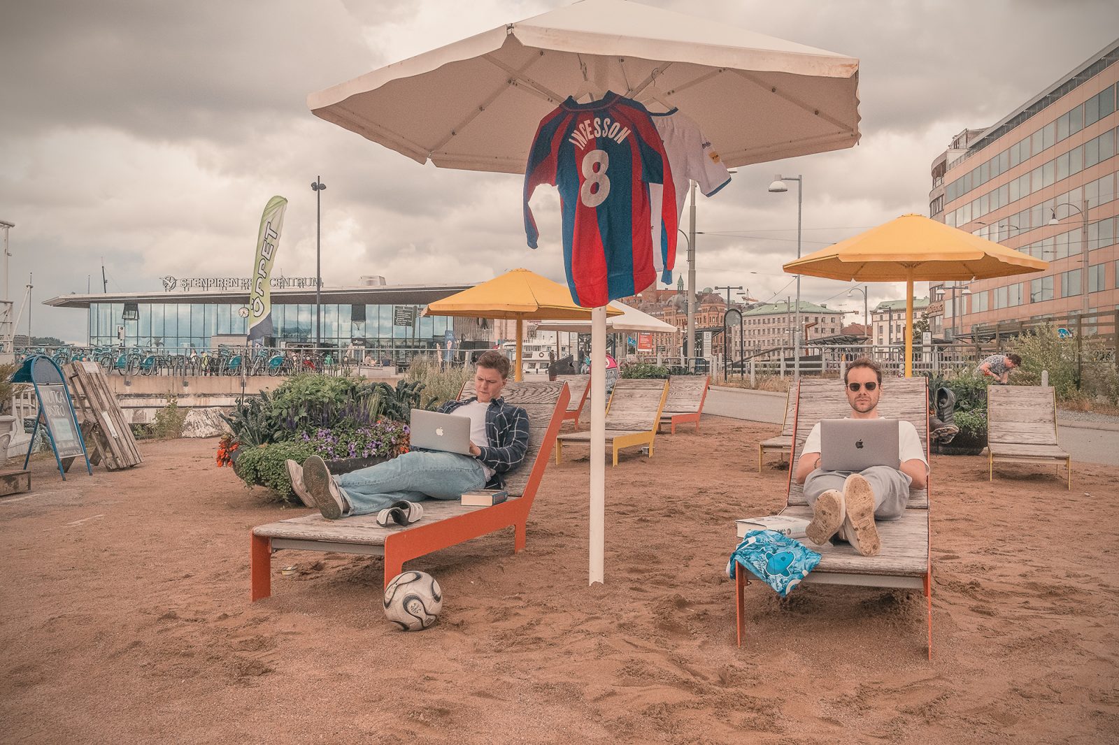 Jonatan Häggström Wedding och Fredrik Tillberg skriver på stranden