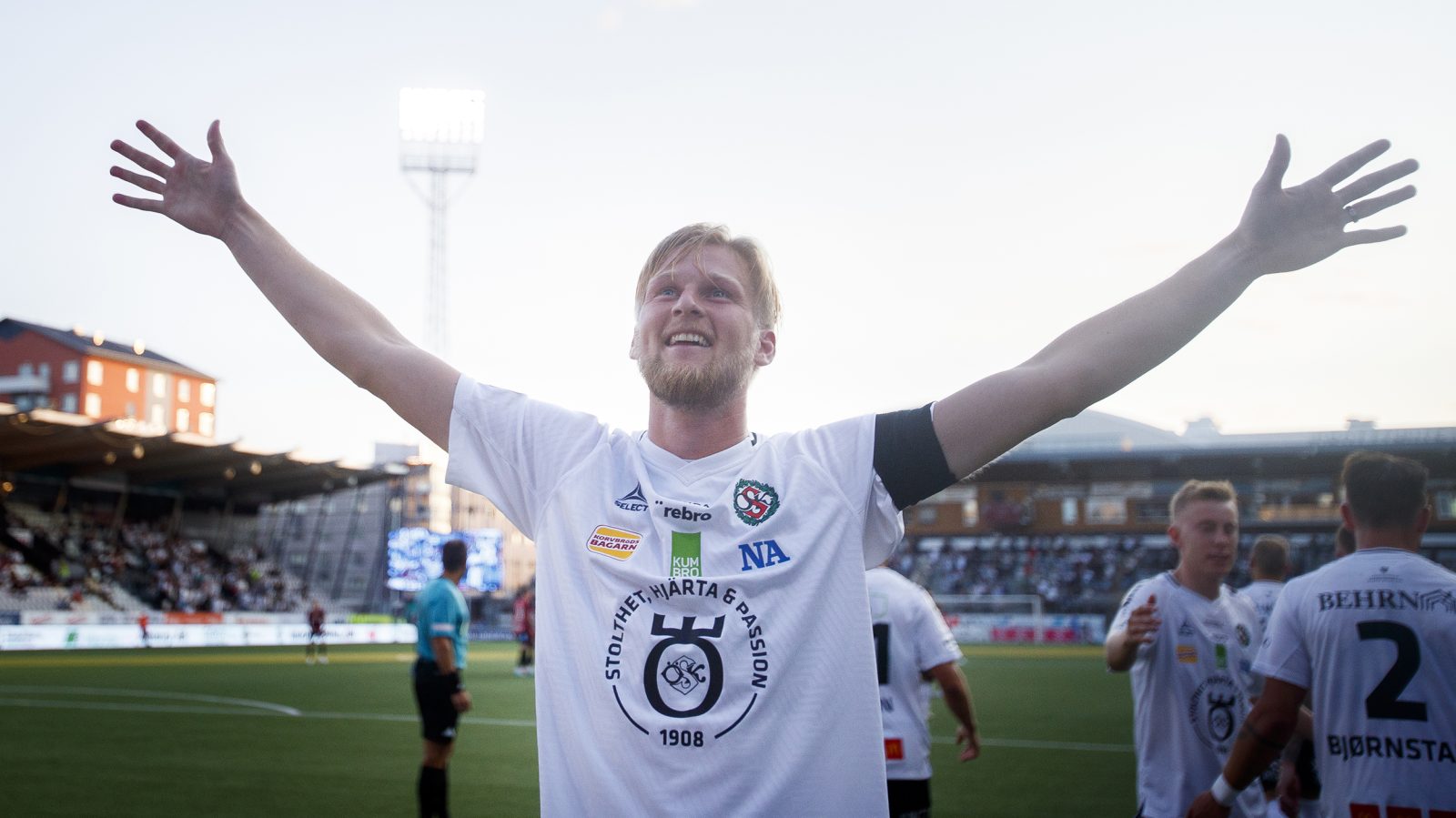 Kalle Holmberg firar ett mål