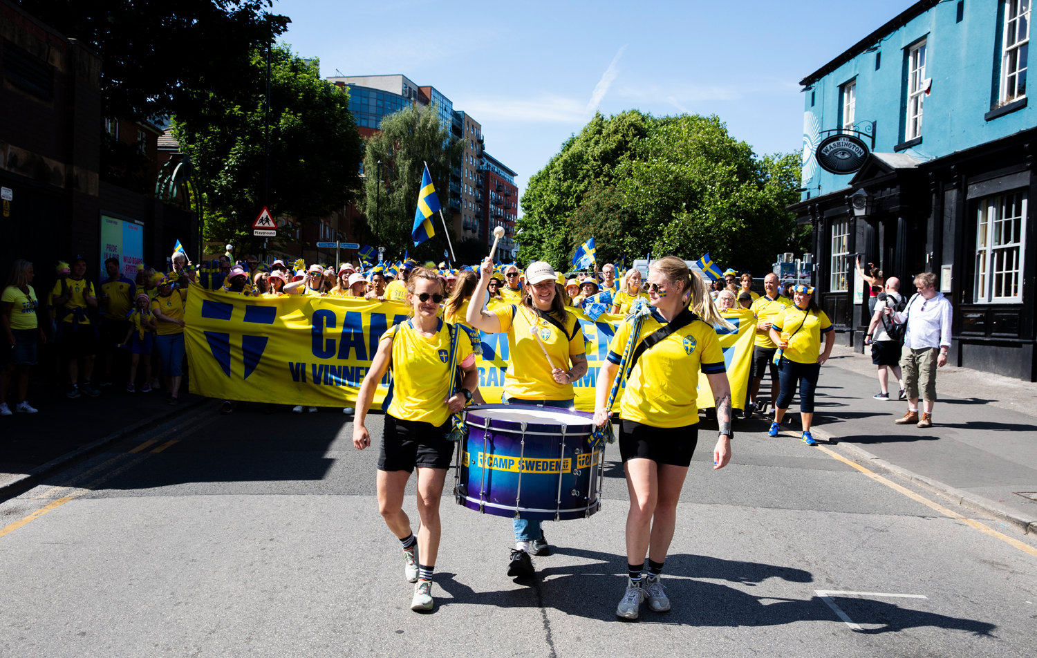 Svenska supportrar trummar på sin trumma under en marsch i England under EM 2022