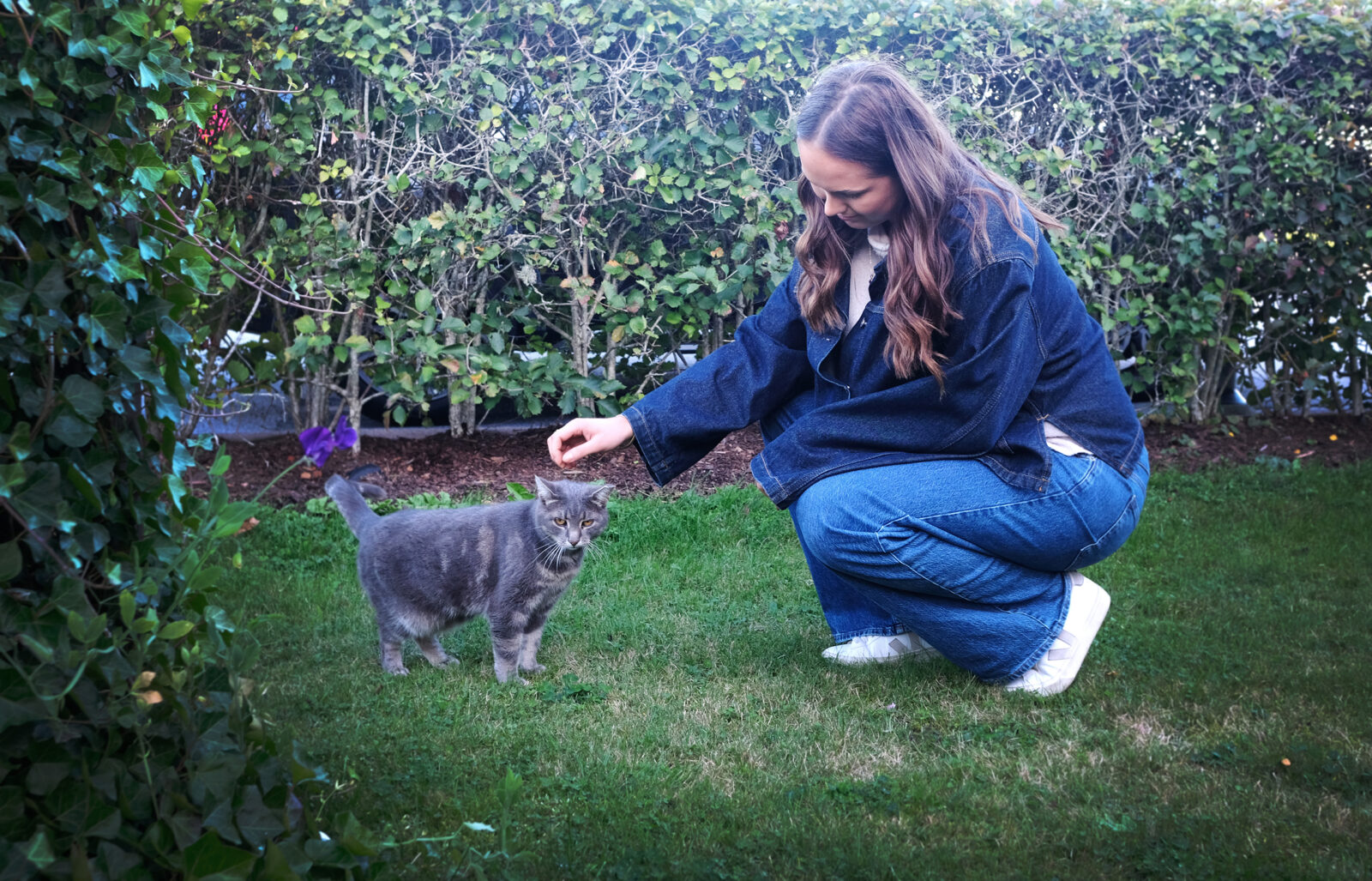 Agnes Karlsson klappar sin katt i Vimmerby