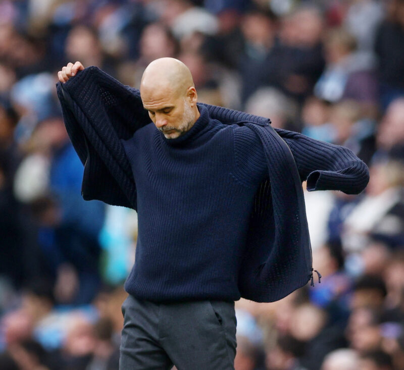 Pep Guardiola, tränare i Manchester City, bär en stickad kofta