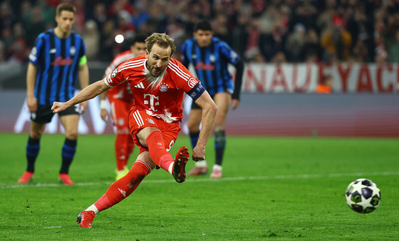 Harry Kane sätter 1-0 på straff för Bayern München mot Atalanta i Champions League
