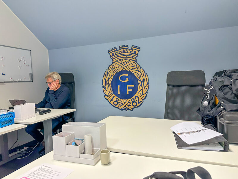 Tränaren Pelle Olsson jobbar på Gefle IF:s kansli