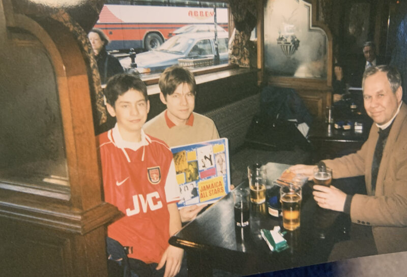 Johan och Niklas Orrenius med sin pappa Hasse i London